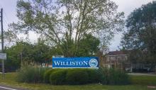 Welcome to Williston FL sign with tree behind it